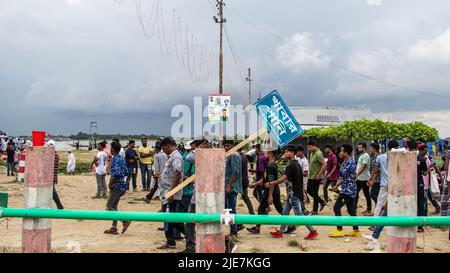 25. Juni 2022, Bangladesch: 1 Millionen Padma Bridge-Liebhaber beteiligten sich an der Einweihung der Padma Bridge an jenen, die aus verschiedenen Ländern Bangladeschs kamen. Die Padma-Brücke ist ab morgen um 6am Uhr für alle geöffnet. Der Premierminister von Bangladesch hat die Padma-Brücke eingeweiht. Padma Bridge ist eines der größten Infrastrukturprojekte in Bangladesch. Die 6,15 Kilometer lange Brücke wird 42 Säulen haben, darunter zwei am Ufer. Die Brücke wird den Südwesten des Landes mit den nördlichen und östlichen Regionen verbinden. Dieses Bild wurde am 2022-06-25 aus Janjira in Shariatpur, Bang, aufgenommen Stockfoto