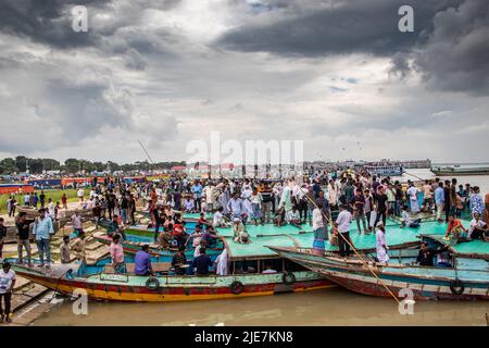 25. Juni 2022, Bangladesch: 1 Millionen Padma Bridge-Liebhaber beteiligten sich an der Einweihung der Padma Bridge an jenen, die aus verschiedenen Ländern Bangladeschs kamen. Die Padma-Brücke ist ab morgen um 6am Uhr für alle geöffnet. Der Premierminister von Bangladesch hat die Padma-Brücke eingeweiht. Padma Bridge ist eines der größten Infrastrukturprojekte in Bangladesch. Die 6,15 Kilometer lange Brücke wird 42 Säulen haben, darunter zwei am Ufer. Die Brücke wird den Südwesten des Landes mit den nördlichen und östlichen Regionen verbinden. Dieses Bild wurde am 2022-06-25 aus Janjira in Shariatpur, Bang, aufgenommen Stockfoto