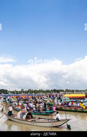 25. Juni 2022, Bangladesch: 1 Millionen Padma Bridge-Liebhaber beteiligten sich an der Einweihung der Padma Bridge an jenen, die aus verschiedenen Ländern Bangladeschs kamen. Die Padma-Brücke ist ab morgen um 6am Uhr für alle geöffnet. Der Premierminister von Bangladesch hat die Padma-Brücke eingeweiht. Padma Bridge ist eines der größten Infrastrukturprojekte in Bangladesch. Die 6,15 Kilometer lange Brücke wird 42 Säulen haben, darunter zwei am Ufer. Die Brücke wird den Südwesten des Landes mit den nördlichen und östlichen Regionen verbinden. Dieses Bild wurde am 2022-06-25 aus Janjira in Shariatpur, Bang, aufgenommen Stockfoto