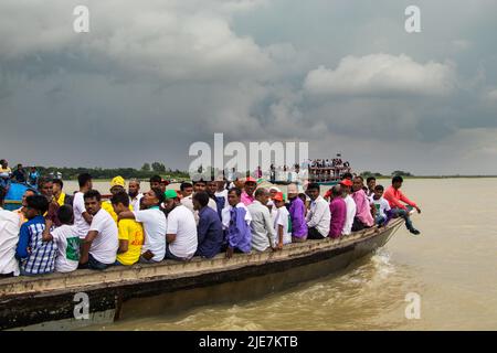 25. Juni 2022, Bangladesch: 1 Millionen Padma Bridge-Liebhaber beteiligten sich an der Einweihung der Padma Bridge an jenen, die aus verschiedenen Ländern Bangladeschs kamen. Die Padma-Brücke ist ab morgen um 6am Uhr für alle geöffnet. Der Premierminister von Bangladesch hat die Padma-Brücke eingeweiht. Padma Bridge ist eines der größten Infrastrukturprojekte in Bangladesch. Die 6,15 Kilometer lange Brücke wird 42 Säulen haben, darunter zwei am Ufer. Die Brücke wird den Südwesten des Landes mit den nördlichen und östlichen Regionen verbinden. Dieses Bild wurde am 2022-06-25 aus Janjira in Shariatpur, Bang, aufgenommen Stockfoto