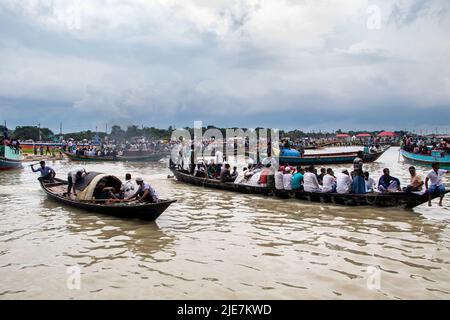 25. Juni 2022, Bangladesch: 1 Millionen Padma Bridge-Liebhaber beteiligten sich an der Einweihung der Padma Bridge an jenen, die aus verschiedenen Ländern Bangladeschs kamen. Die Padma-Brücke ist ab morgen um 6am Uhr für alle geöffnet. Der Premierminister von Bangladesch hat die Padma-Brücke eingeweiht. Padma Bridge ist eines der größten Infrastrukturprojekte in Bangladesch. Die 6,15 Kilometer lange Brücke wird 42 Säulen haben, darunter zwei am Ufer. Die Brücke wird den Südwesten des Landes mit den nördlichen und östlichen Regionen verbinden. Dieses Bild wurde am 2022-06-25 aus Janjira in Shariatpur, Bang, aufgenommen Stockfoto