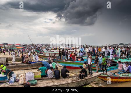 25. Juni 2022, Bangladesch: 1 Millionen Padma Bridge-Liebhaber beteiligten sich an der Einweihung der Padma Bridge an jenen, die aus verschiedenen Ländern Bangladeschs kamen. Die Padma-Brücke ist ab morgen um 6am Uhr für alle geöffnet. Der Premierminister von Bangladesch hat die Padma-Brücke eingeweiht. Padma Bridge ist eines der größten Infrastrukturprojekte in Bangladesch. Die 6,15 Kilometer lange Brücke wird 42 Säulen haben, darunter zwei am Ufer. Die Brücke wird den Südwesten des Landes mit den nördlichen und östlichen Regionen verbinden. Dieses Bild wurde am 2022-06-25 aus Janjira in Shariatpur, Bang, aufgenommen Stockfoto