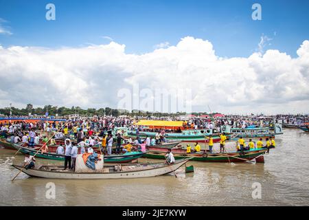 25. Juni 2022, Bangladesch: 1 Millionen Padma Bridge-Liebhaber beteiligten sich an der Einweihung der Padma Bridge an jenen, die aus verschiedenen Ländern Bangladeschs kamen. Die Padma-Brücke ist ab morgen um 6am Uhr für alle geöffnet. Der Premierminister von Bangladesch hat die Padma-Brücke eingeweiht. Padma Bridge ist eines der größten Infrastrukturprojekte in Bangladesch. Die 6,15 Kilometer lange Brücke wird 42 Säulen haben, darunter zwei am Ufer. Die Brücke wird den Südwesten des Landes mit den nördlichen und östlichen Regionen verbinden. Dieses Bild wurde am 2022-06-25 aus Janjira in Shariatpur, Bang, aufgenommen Stockfoto