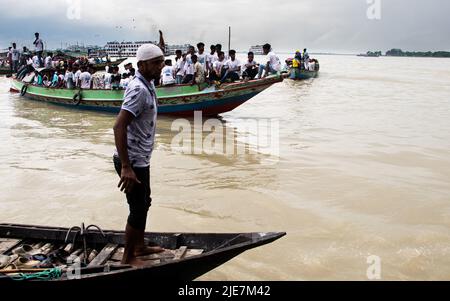 25. Juni 2022, Bangladesch: 1 Millionen Padma Bridge-Liebhaber beteiligten sich an der Einweihung der Padma Bridge an jenen, die aus verschiedenen Ländern Bangladeschs kamen. Die Padma-Brücke ist ab morgen um 6am Uhr für alle geöffnet. Der Premierminister von Bangladesch hat die Padma-Brücke eingeweiht. Padma Bridge ist eines der größten Infrastrukturprojekte in Bangladesch. Die 6,15 Kilometer lange Brücke wird 42 Säulen haben, darunter zwei am Ufer. Die Brücke wird den Südwesten des Landes mit den nördlichen und östlichen Regionen verbinden. Dieses Bild wurde am 2022-06-25 aus Janjira in Shariatpur, Bang, aufgenommen Stockfoto