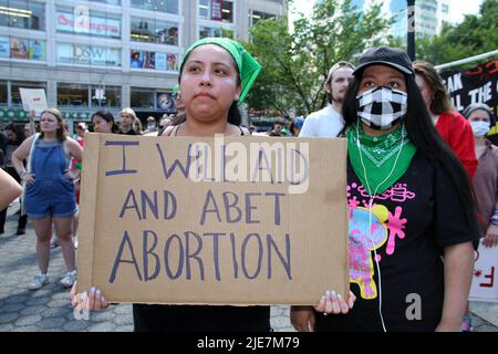 25. Juni 2022, New York, New York, USA: 25 2022. Juni NEW YORK . Roe gegen Wade wurde vom Obersten Gerichtshof der USA gesteuelt. Demonstranten versammelten sich am Union Square in New York City, um ihre Verachtung für die Entscheidung des Gerichts zu zeigen. (Bild: © Bruce Cotler/ZUMA Press Wire) Stockfoto