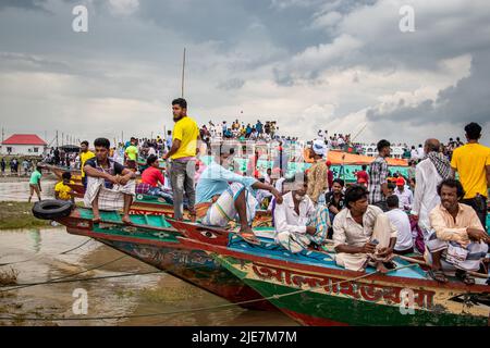 25. Juni 2022, Bangladesch: 1 Millionen Padma Bridge-Liebhaber beteiligten sich an der Einweihung der Padma Bridge an jenen, die aus verschiedenen Ländern Bangladeschs kamen. Die Padma-Brücke ist ab morgen um 6am Uhr für alle geöffnet. Der Premierminister von Bangladesch hat die Padma-Brücke eingeweiht. Padma Bridge ist eines der größten Infrastrukturprojekte in Bangladesch. Die 6,15 Kilometer lange Brücke wird 42 Säulen haben, darunter zwei am Ufer. Die Brücke wird den Südwesten des Landes mit den nördlichen und östlichen Regionen verbinden. Dieses Bild wurde am 2022-06-25 aus Janjira in Shariatpur, Bang, aufgenommen Stockfoto