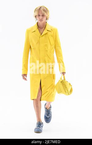 Paris, Frankreich. 25.. Juni 2022. LOEWE SS23 Runway während der Paris Fashion Week Menswear am 2022. Juni - Paris, Frankreich. 25/06/2022 Credit: dpa/Alamy Live News Stockfoto