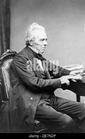 Michael Faraday FRS (1791–1867), einer der einflussreichsten Wissenschaftler der Geschichte, in einem sitzenden Porträt von W. Walker & Sons of London aus dem Jahr 1860s. Stockfoto