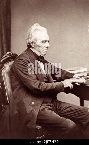 Michael Faraday FRS (1791–1867), einer der einflussreichsten Wissenschaftler der Geschichte, in einem sitzenden Porträt von W. Walker & Sons of London aus dem Jahr 1860s. Stockfoto