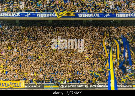 'La Hinchada', Boca Juniors Anhänger führen 'The Waltz' auf und winken ihre Hände zum Walzer rechts, den sie im La Bombonera Stadium singen. Stockfoto