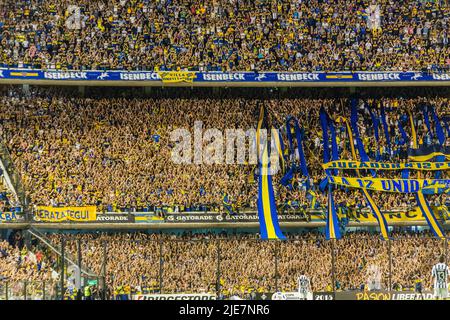 'La Hinchada', Boca Juniors Anhänger führen 'The Waltz' auf und winken ihre Hände zum Walzer rechts, den sie im La Bombonera Stadium singen. Stockfoto