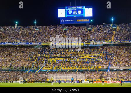 Ein Stadion mit voller Kapazität im Boca Juniors Heim, La Bombonera. Stockfoto