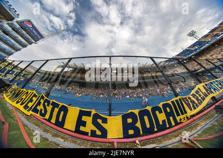 Ein Stadion mit voller Kapazität in Boca Juniors Heimat La Bombonera. Stockfoto