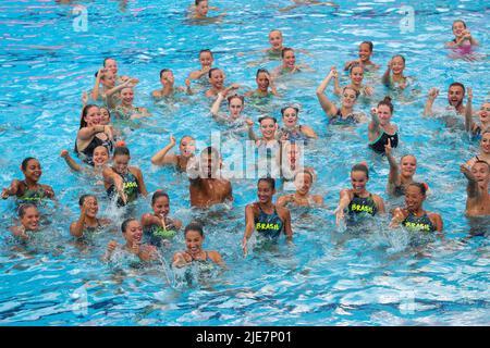 Budapest, Ungarn. 25.. Juni 2022. Die Athleten treffen sich während der Gala-Show der FINA-Weltmeisterschaft 19. in Budapest, Ungarn, am 25. Juni 2022. Quelle: Zheng Huansong/Xinhua/Alamy Live News Stockfoto