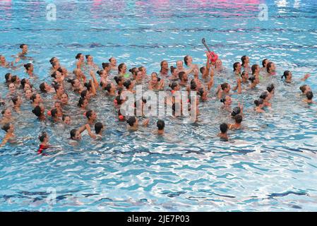 Budapest, Ungarn. 25.. Juni 2022. Athleten treffen sich bei der Gala-Show der FINA-Weltmeisterschaft 19. in Budapest, Ungarn, am 25. Juni 2022. Quelle: Zheng Huansong/Xinhua/Alamy Live News Stockfoto