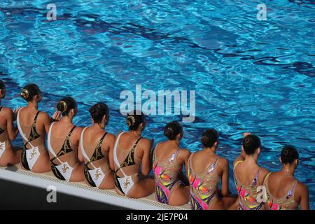 Budapest, Ungarn. 25.. Juni 2022. Athleten sehen sich die Gala-Show der FINA-Weltmeisterschaft 19. in Budapest, Ungarn, am 25. Juni 2022 an. Quelle: Zheng Huansong/Xinhua/Alamy Live News Stockfoto