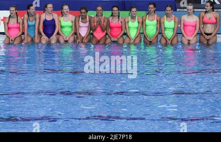 Budapest, Ungarn. 25.. Juni 2022. Athleten sehen sich die Gala-Show der FINA-Weltmeisterschaft 19. in Budapest, Ungarn, am 25. Juni 2022 an. Quelle: Zheng Huansong/Xinhua/Alamy Live News Stockfoto