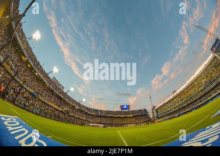 Ein Stadion mit voller Kapazität in Boca Juniors Heimat La Bombonera. Stockfoto