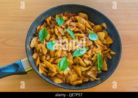 Würzig rühren braten Bambussprossen auf dem Topf, Thaisty Essen. Stockfoto