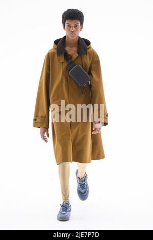 Paris, Frankreich. 25.. Juni 2022. LOEWE SS23 Runway während der Paris Fashion Week Menswear am 2022. Juni - Paris, Frankreich. 25/06/2022 Credit: dpa/Alamy Live News Stockfoto