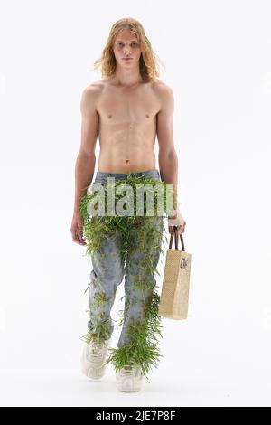 Paris, Frankreich. 25.. Juni 2022. LOEWE SS23 Runway während der Paris Fashion Week Menswear am 2022. Juni - Paris, Frankreich. 25/06/2022 Credit: dpa/Alamy Live News Stockfoto