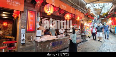 Jioufen Village, Taipei - APR 24, 2022 : wunderschöner Blick auf das Dorf Jioufen, New Taipei City, Taiwan Stockfoto