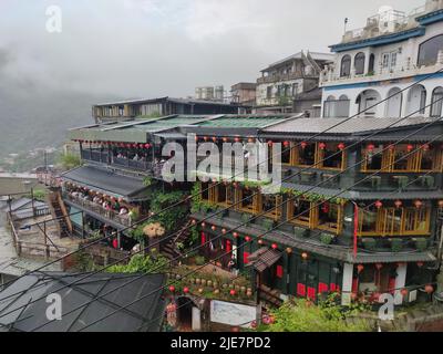 Jioufen Village, Taipei - APR 24, 2022 : wunderschöner Blick auf das Dorf Jioufen, New Taipei City, Taiwan Stockfoto