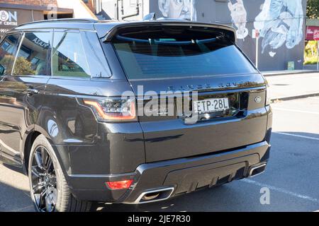Range Rover Sport P525 HSE Modell 2022, geparkt in Avalon Beach Sydney an einem Wintertag, Sydney, NSW, Australien Stockfoto