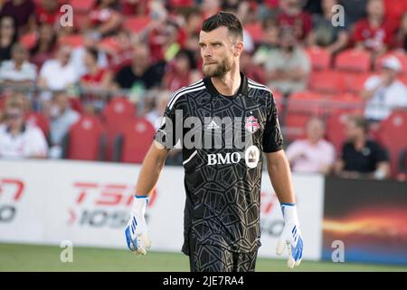 Toronto, Ontario, Kanada. 25.. Juni 2022. Quentin Westberg (16) im Einsatz während des MLS-Spiels zwischen dem FC Toronto und dem FC Atlanta United. Das Spiel endete 2-1 für den FC Toronto. (Bild: © Angel Marchini/ZUMA Press Wire) Bild: ZUMA Press, Inc./Alamy Live News Stockfoto