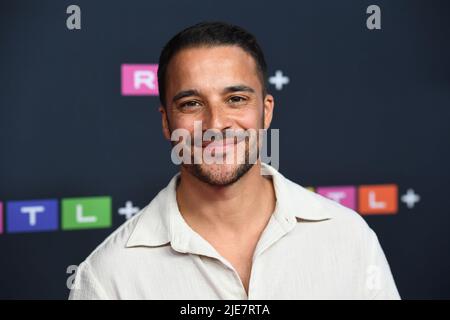 München, Deutschland. 25.. Juni 2022. Schauspieler Kostja Ullmann kommt zur RTL - Fiction Party bei Lucky Who, die Teil der Münchner Filmfestspiele ist. Quelle: Felix Hörhager/dpa/Alamy Live News Stockfoto