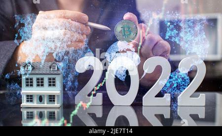 Geschäftsmann Hand hält Bitcoin mit Stift als Teil des Business-Netzwerk auf 2022 Hintergrund. bitcoin Kryptowährung Idee Konzept und virtuelle Finanz ch Stockfoto
