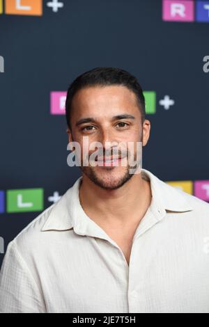 München, Deutschland. 25.. Juni 2022. Schauspieler Kostja Ullmann kommt zur RTL - Fiction Party bei Lucky Who, die Teil der Münchner Filmfestspiele ist. Quelle: Felix Hörhager/dpa/Alamy Live News Stockfoto