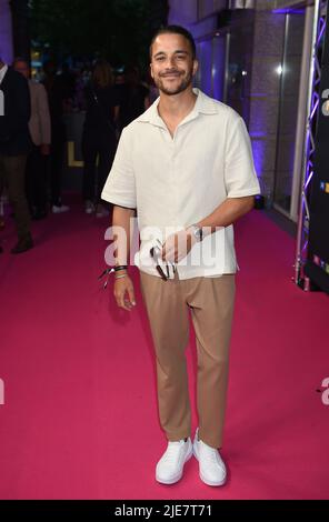 München, Deutschland. 25.. Juni 2022. Schauspieler Kostja Ullmann kommt zur RTL - Fiction Party bei Lucky Who, die Teil der Münchner Filmfestspiele ist. Quelle: Felix Hörhager/dpa/Alamy Live News Stockfoto