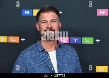 München, Deutschland. 25.. Juni 2022. Schauspieler Simon Böer kommt zur RTL - Fiction Party bei Lucky Who, die Teil der Münchner Filmfestspiele ist. Quelle: Felix Hörhager/dpa/Alamy Live News Stockfoto