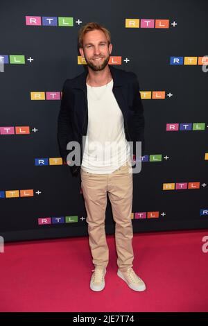 München, Deutschland. 25.. Juni 2022. Schauspieler Jochen Matschke kommt zur RTL - Fiction Party bei Lucky Who, die Teil der Münchner Filmfestspiele ist. Quelle: Felix Hörhager/dpa/Alamy Live News Stockfoto