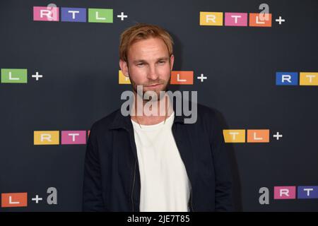 München, Deutschland. 25.. Juni 2022. Schauspieler Jochen Matschke kommt zur RTL - Fiction Party bei Lucky Who, die Teil der Münchner Filmfestspiele ist. Quelle: Felix Hörhager/dpa/Alamy Live News Stockfoto