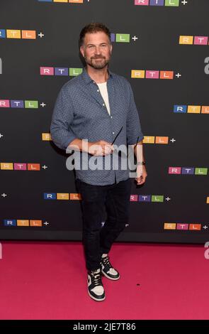 München, Deutschland. 25.. Juni 2022. Schauspieler Simon Böer kommt zur RTL - Fiction Party bei Lucky Who, die Teil der Münchner Filmfestspiele ist. Quelle: Felix Hörhager/dpa/Alamy Live News Stockfoto