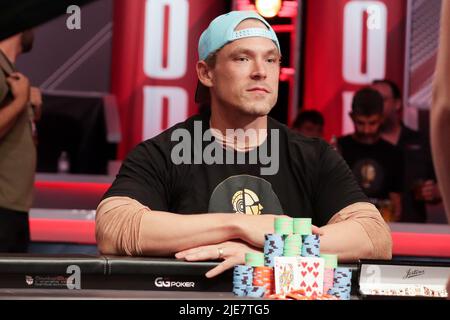 LAS VEGAS, NV - 25. JUNI: Pokerspieler Alex Foxen erhielt sein erstes Gold Bracelet, und den $4.563.700 besten Preis gewann die WSOP 2022: Event #50: $250.000 Super High Roller im Paris Las Vegas Hotel & Casino am 25. Juni 2022 in Las Vegas, Nevada, USA. (Foto von Diego Ribas/PxImages) Credit: Px Images/Alamy Live News Stockfoto