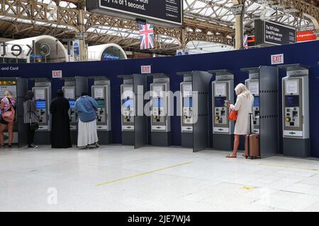 London, Großbritannien. 25.. Juni 2022. Bahnreisende sahen, wie sie an den Automaten am Bahnhof Victoria in London Zugtickets kauften. Kredit: SOPA Images Limited/Alamy Live Nachrichten Stockfoto