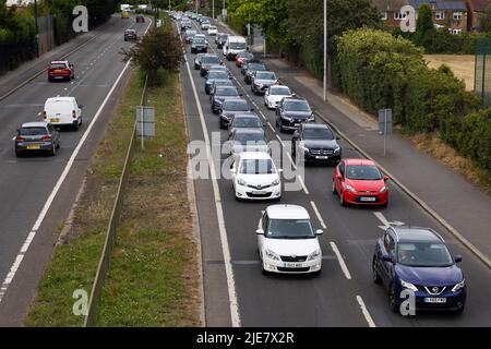 London, Großbritannien. 24.. Juni 2022. Auf der Chertsey Road A316 in Twickenham, London, baut starker Verkehr auf. Seit Dienstag streikend die Eisenbahner der Eisenbahn, des Seeverkehrs und des Verkehrs (RMT), die landesweit fast zum Stillstand kommen und zahlreiche Verzögerungen verursachen. Kredit: SOPA Images Limited/Alamy Live Nachrichten Stockfoto