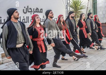 Nablus, Palästina. 22.. Juni 2022. Palästinenser tanzen während des beliebten 'Dabkeh'-Festivals in der Stadt Nablus im Westjordanland. (Foto von Nasser Ishtayeh/SOPA Images/Sipa USA) Quelle: SIPA USA/Alamy Live News Stockfoto