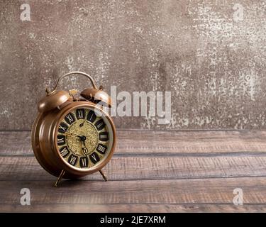 Alter Vintage-Alarm auf braunem Hintergrund, Platz für Text Stockfoto