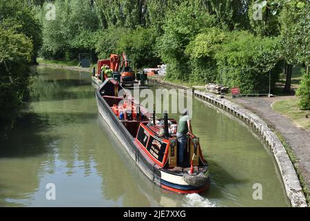 Arbeitsboote, die eine Reparatur am Grand Union-Kanal in Milton Keynes durchführen. Stockfoto