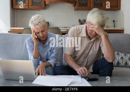 Ältere Paar verwalten Familienfinanzen Gefühl verzweifelt aufgrund Schulden Stockfoto