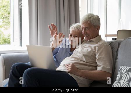 Reifes Paar, das mit erwachsenen Kindern spricht, nutzt Videokonferenz auf dem Laptop Stockfoto