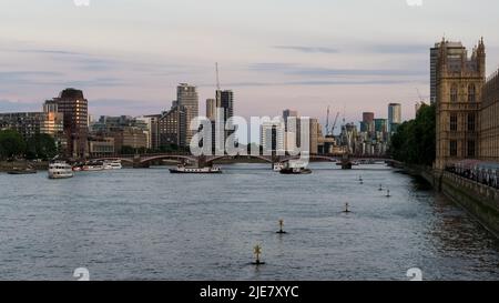 Blick auf Londons Nordufer der Themse in der City of Westminster, mit der Lambeth Bridge im Hintergrund Stockfoto