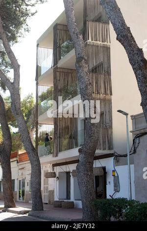 Mallorca, Spanien. 25.. Juni 2022. Blick auf das Gebäude des neuen Hotels Portocolom, das den deutschen Schauspieler Schweiger auf Mallorca eröffnete. Quelle: Ingo Wohlfeil/dpa/Alamy Live News Stockfoto