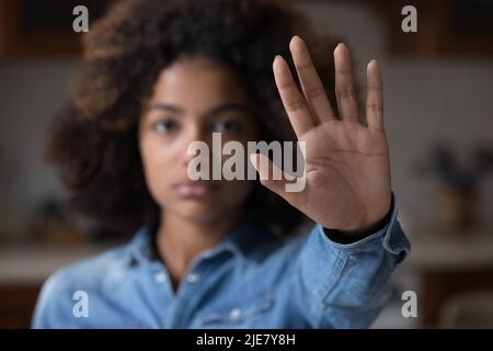 Nahaufnahme Afrikanische Frau ausgestreckte Hand, macht Stop-Geste Stockfoto