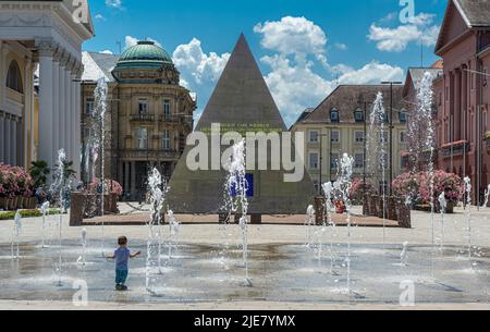 Kühlen Sie sich an heißen Tagen auf dem Marktplatz in Karlsruhe ab. Baden-Württemberg, Deutschland, Europa Stockfoto