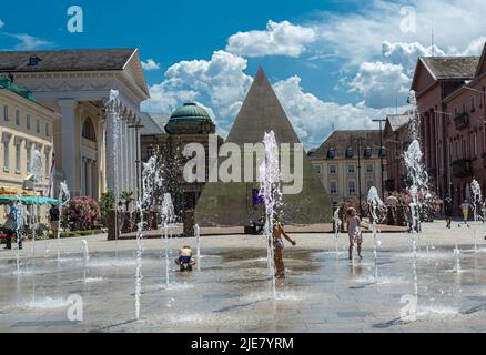 Kühlen Sie sich an heißen Tagen auf dem Marktplatz in Karlsruhe ab. Baden-Württemberg, Deutschland, Europa Stockfoto